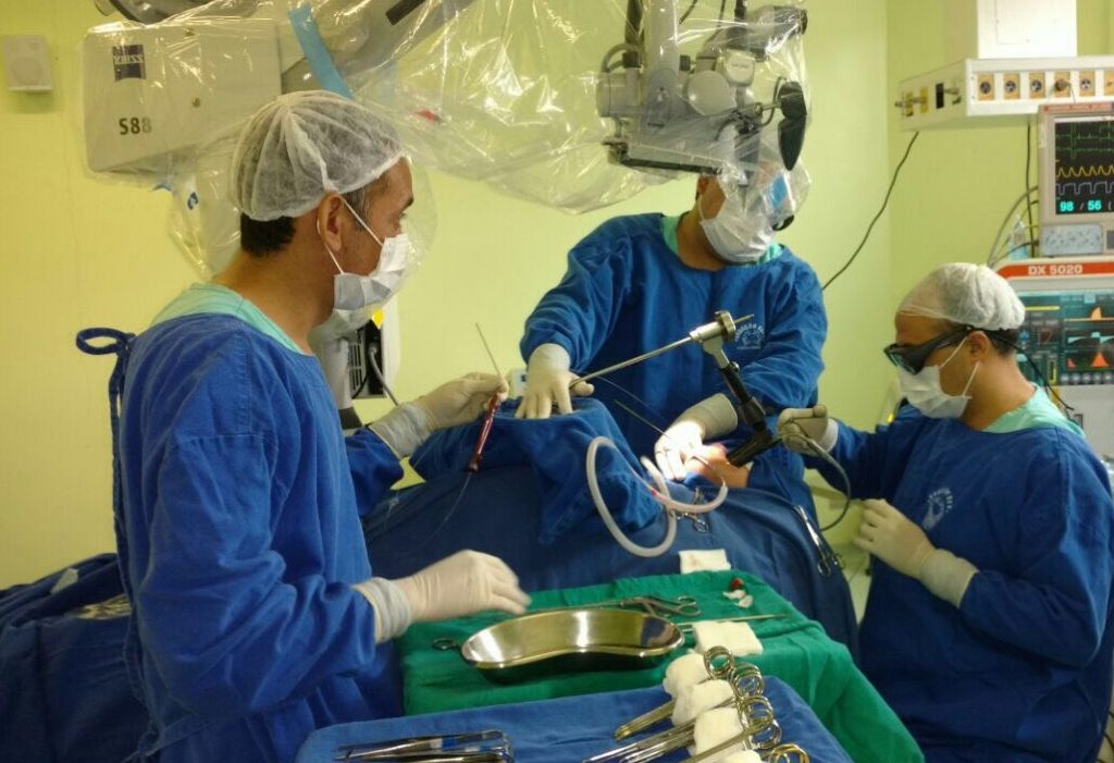 Fcecon Realiza A Primeira Cirurgia A Laser Para O Tratamento Do C Ncer