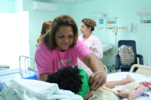 Imagem da notícia - Crianças em tratamento na FCecon recebem toucas de heróis e princesas