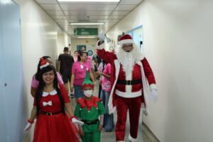 Imagem da notícia - Na FCecon, pacientes e servidores recebem a visita do Papai Noel