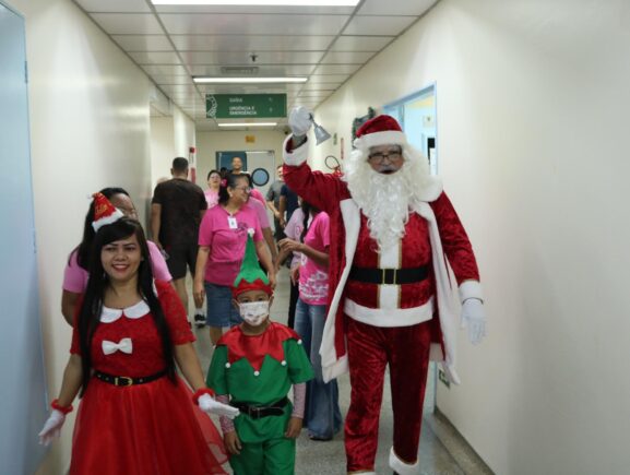 Na FCecon, pacientes e servidores recebem a visita do Papai Noel